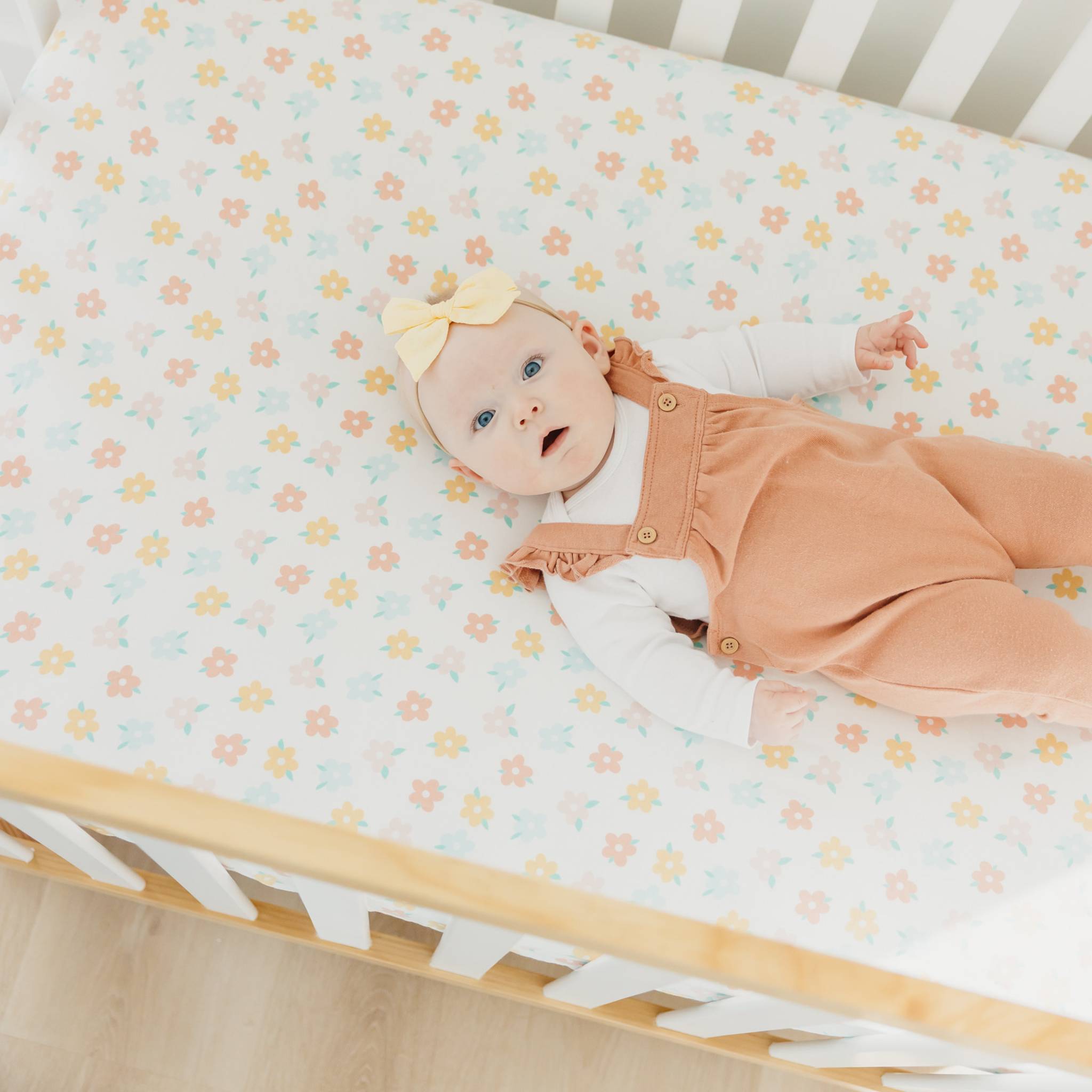 Premium Knit Fitted Crib Sheet - Daisy